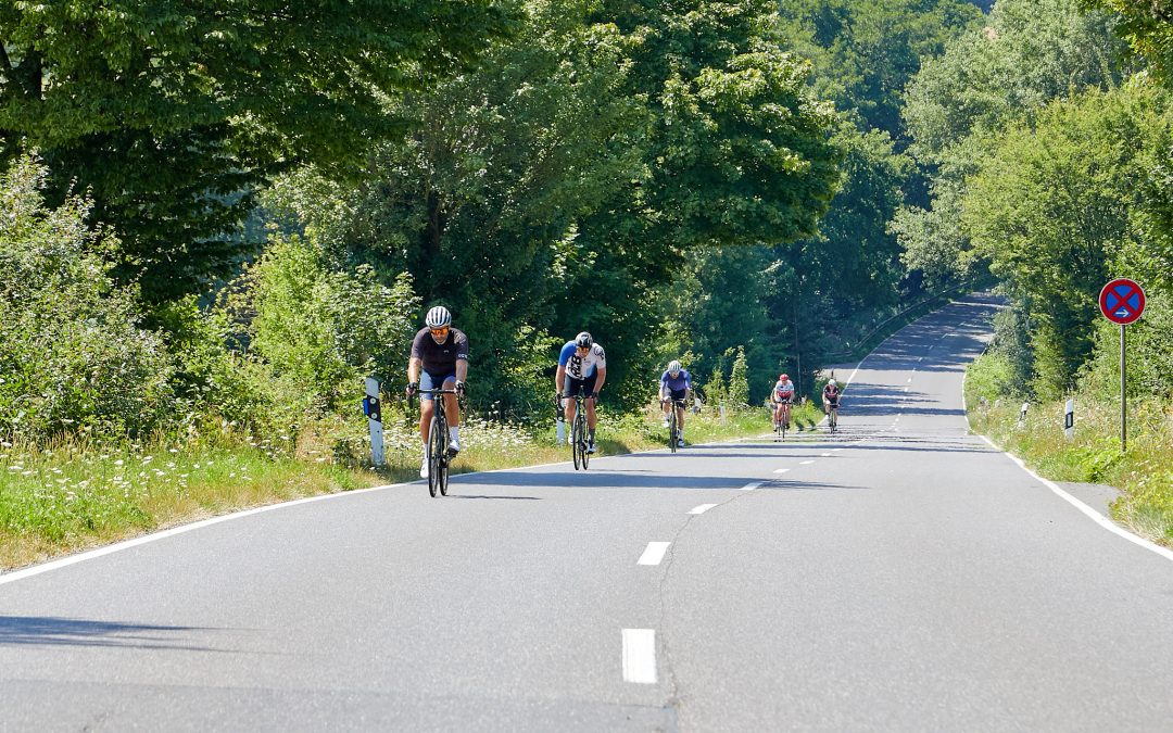Rennradfahrer erklimmen die Mauer von Uckerath