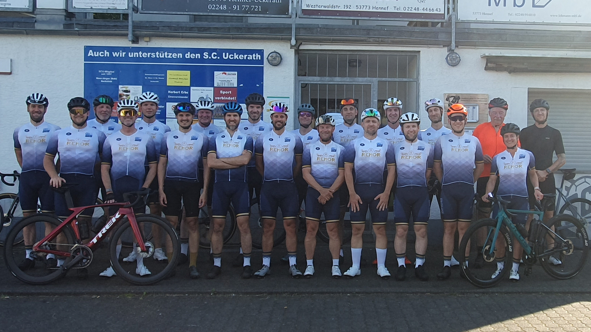 Mannschaftsfoto mit Rennradfahrern des SCU