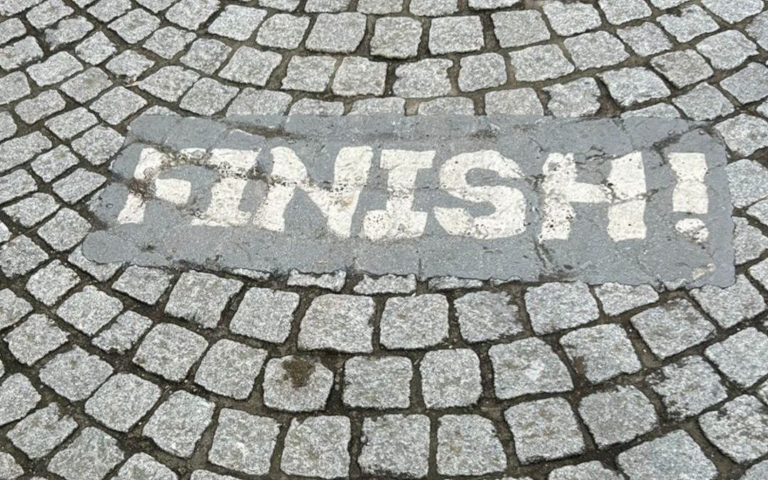 Auf Kopfsteinpflaster steht "Finish" geschrieben.