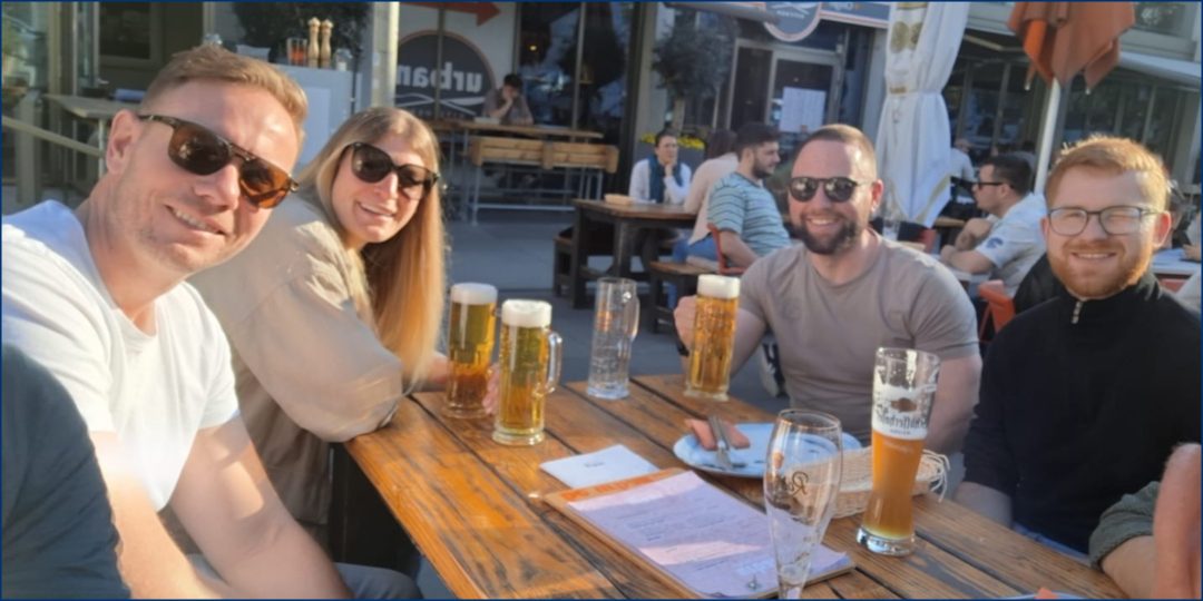 Junge Leute genießen ihr Feierabendbier
