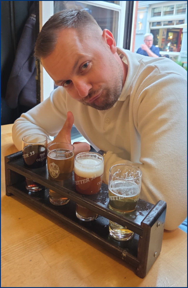 Markus mit Bierproben zeigt den Daumen hoch