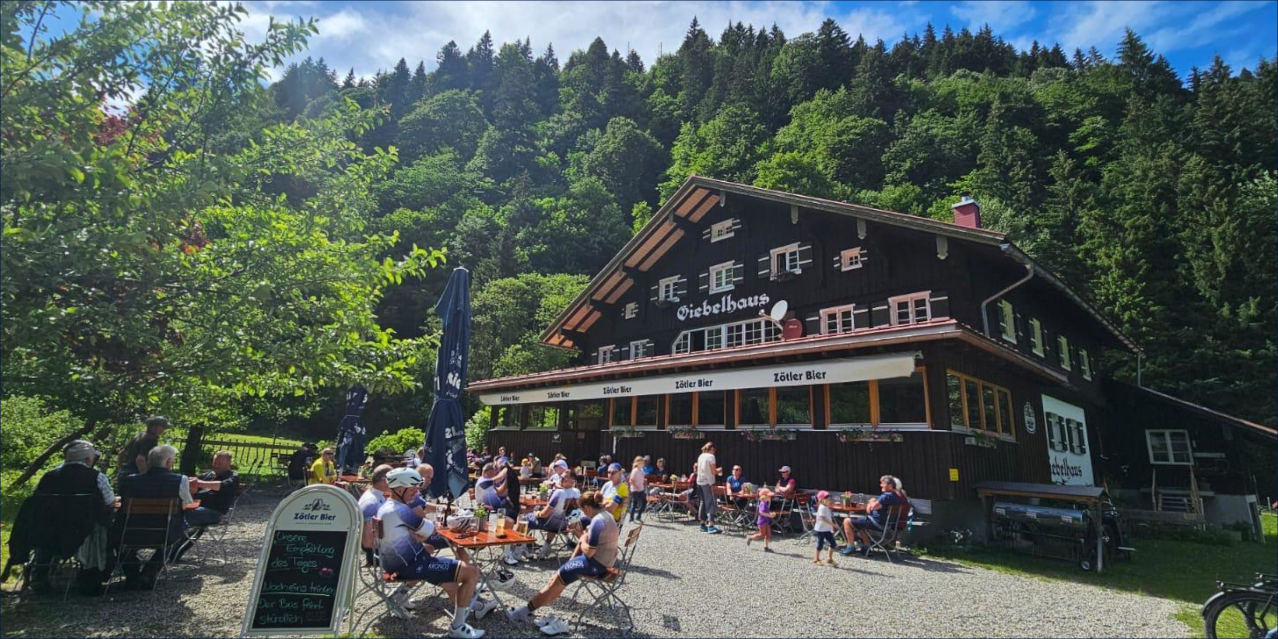 Auf Kopfsteinpflaster steht "Finish" geschrieben.